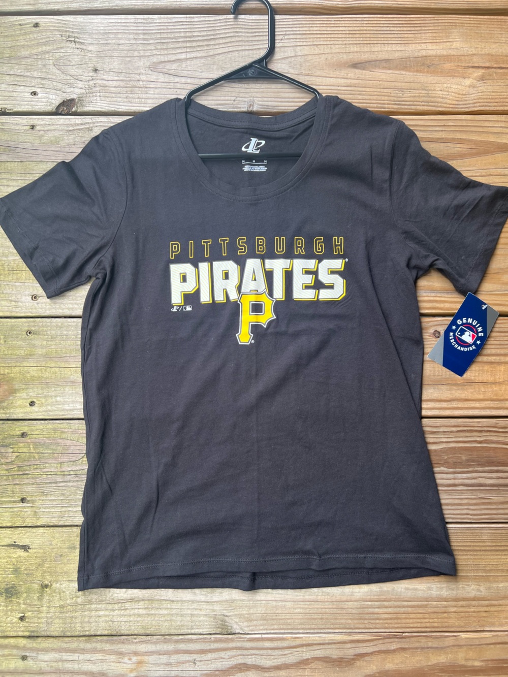 Pittsburgh Pirates NWT Women’s Medium Black Graphic Tee